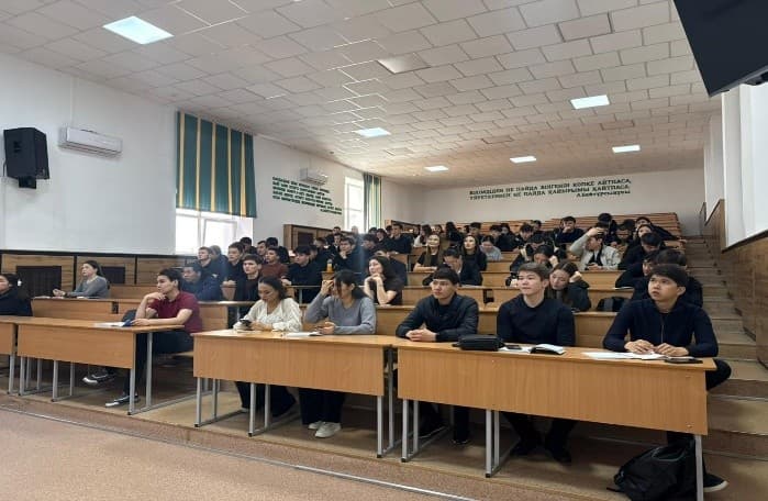 Esil University 学生探讨哈萨克斯坦共和国新宪法的意义与特点