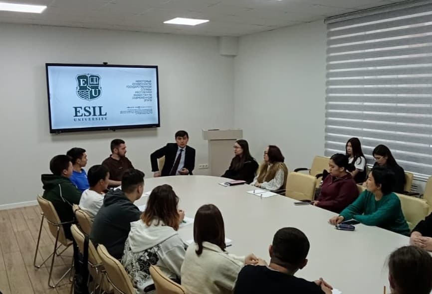 Esil University 举办关于公职服务问题的讲座