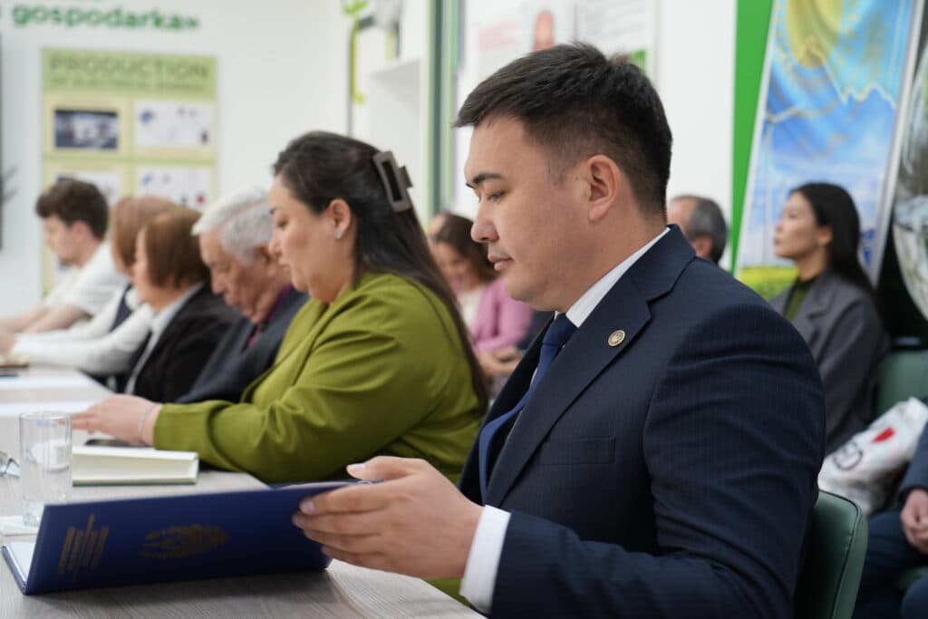 Esil University 教师会议讨论新宪法