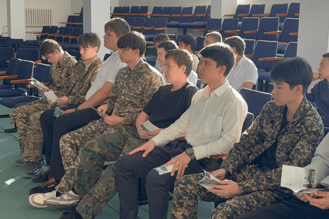 Esil大学代表在扎克瑟村开展职业规划指导交流活动
