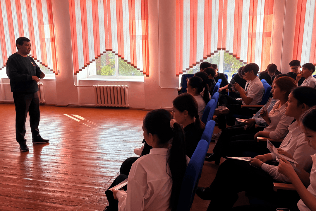 Esil University Representatives Hold Career Guidance Meetings in Derzhavinsk