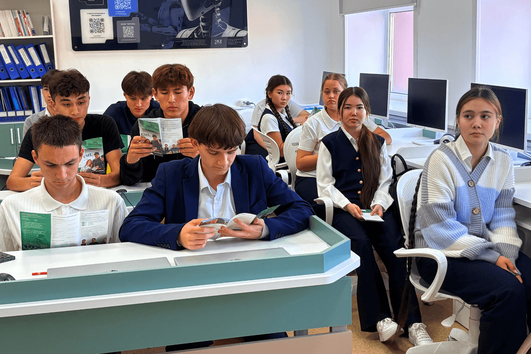 Esil University Representatives Hold Career Guidance Meetings in Derzhavinsk