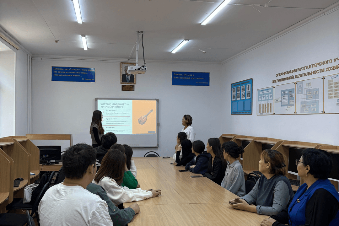 В Esil University прошёл кураторский час «Моя Республика — моя гордость!»