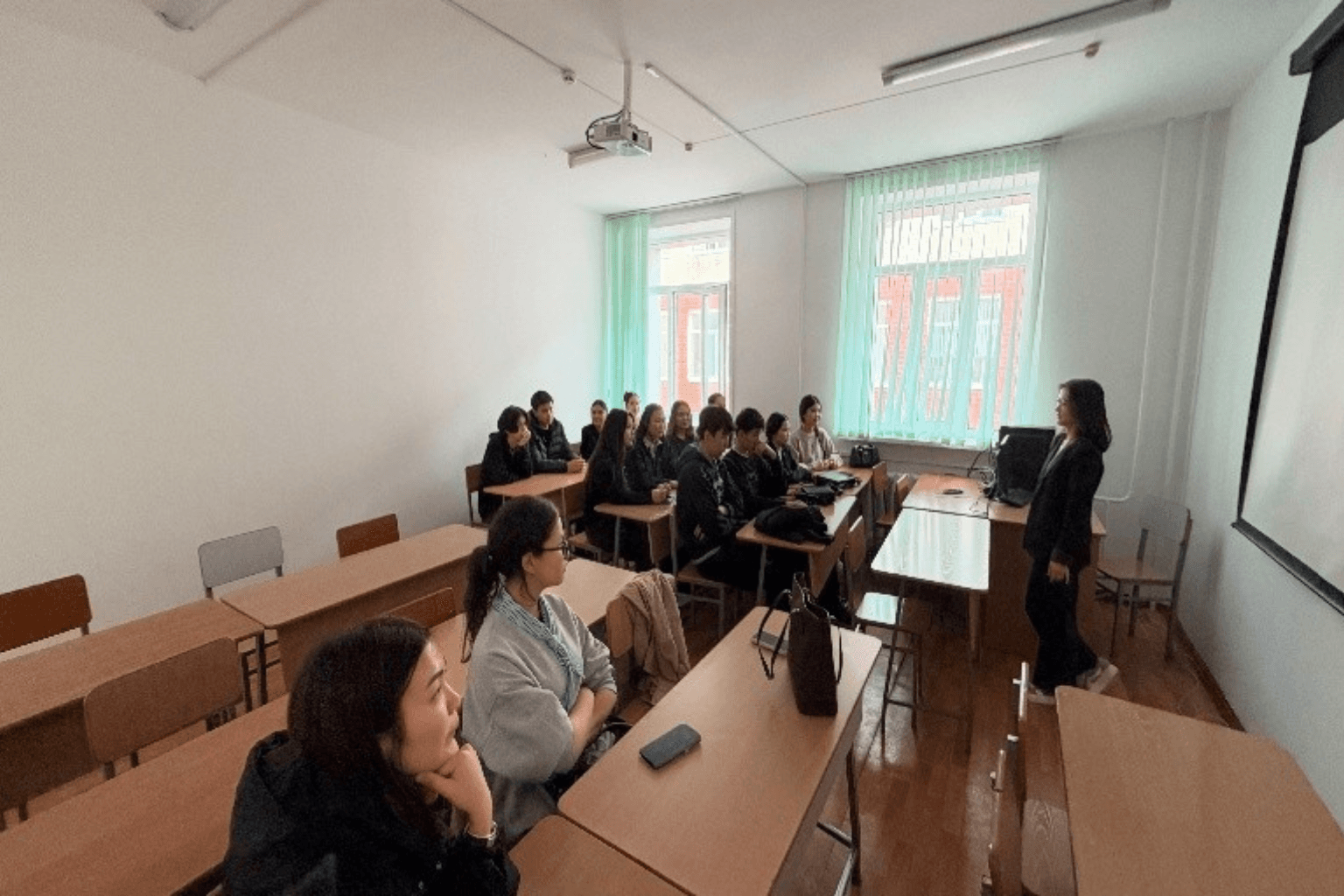 В Esil University прошёл кураторский час «Моя Республика — моя гордость»