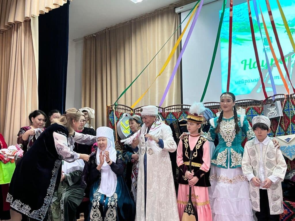 Esil University-дегі Наурыз: дәстүрлі дәмдер, мәдени бояулар және музыкалық көңіл-күй