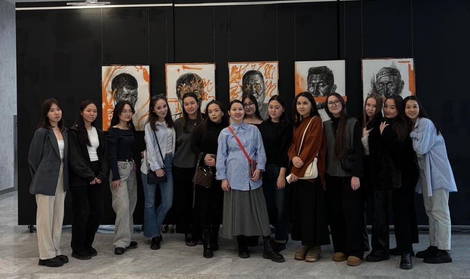 学生参观 Kulanshi Art Space 的「ANAU MYNAU」展览