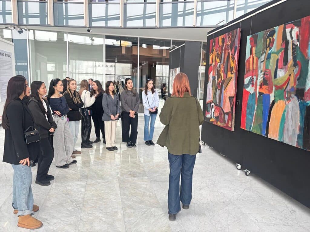 学生参观 Kulanshi Art Space 的「ANAU MYNAU」展览