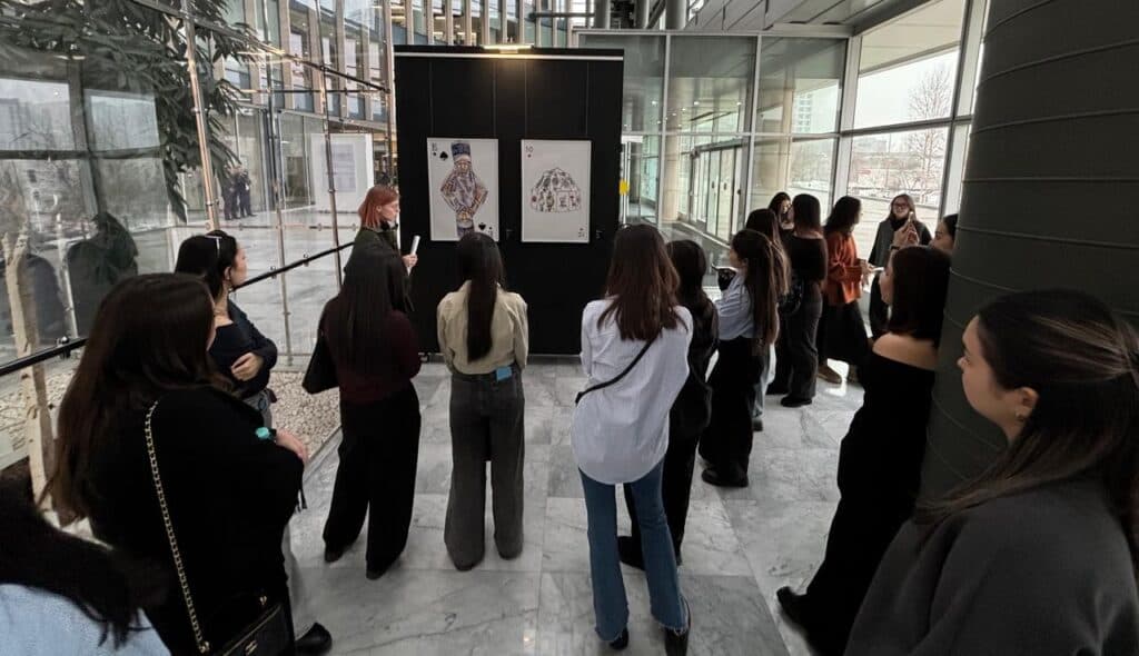 学生参观 Kulanshi Art Space 的「ANAU MYNAU」展览