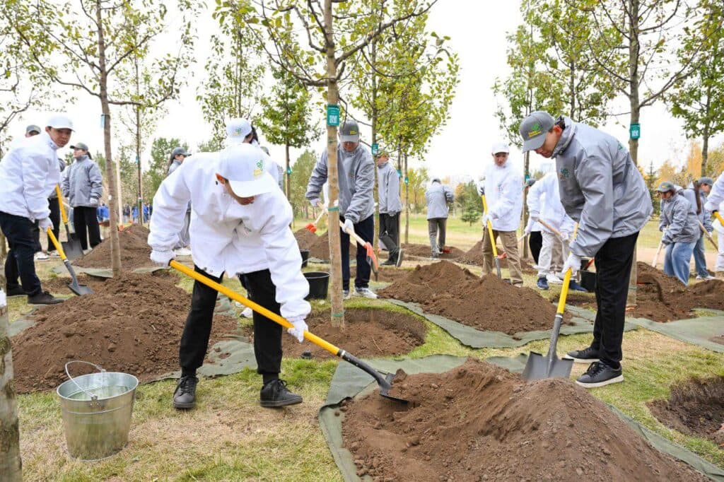 Esil University студенттері ҚР Президентімен бірге сенбілікке қатысты