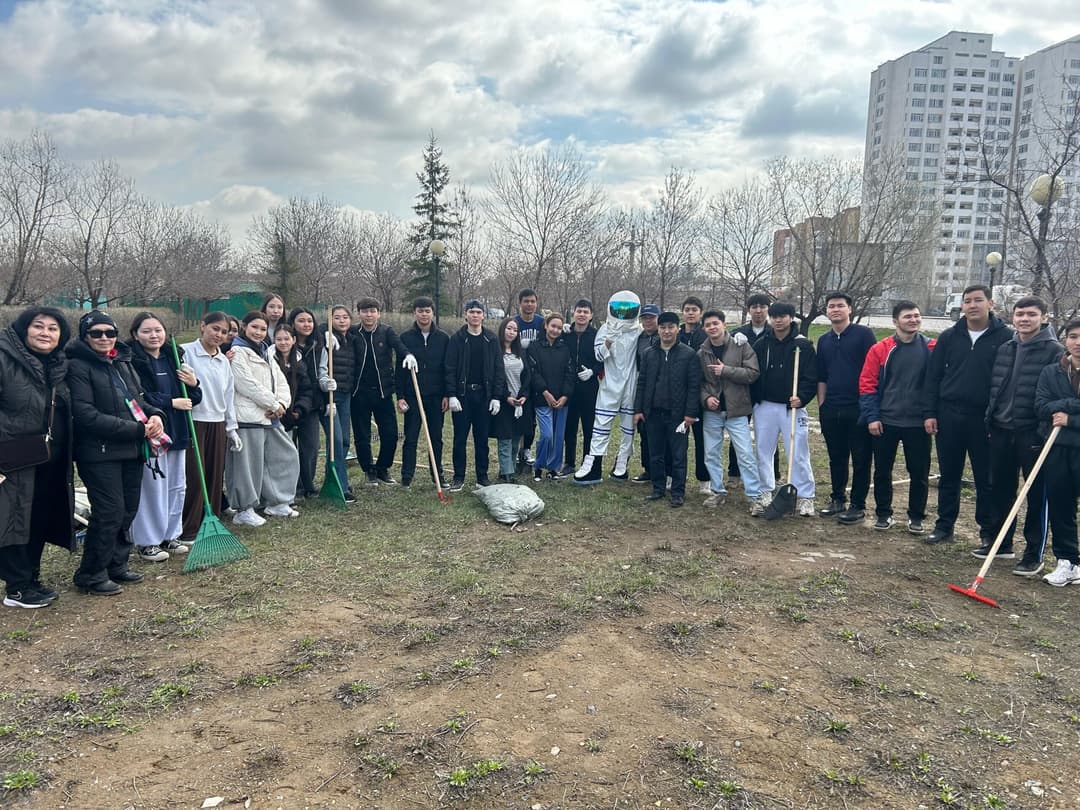 Esil University 学生在「Torsyk」街心公园开展义务清扫