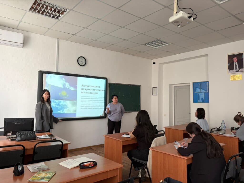 В Esil University провели кураторский час по патриотическому воспитанию студентов