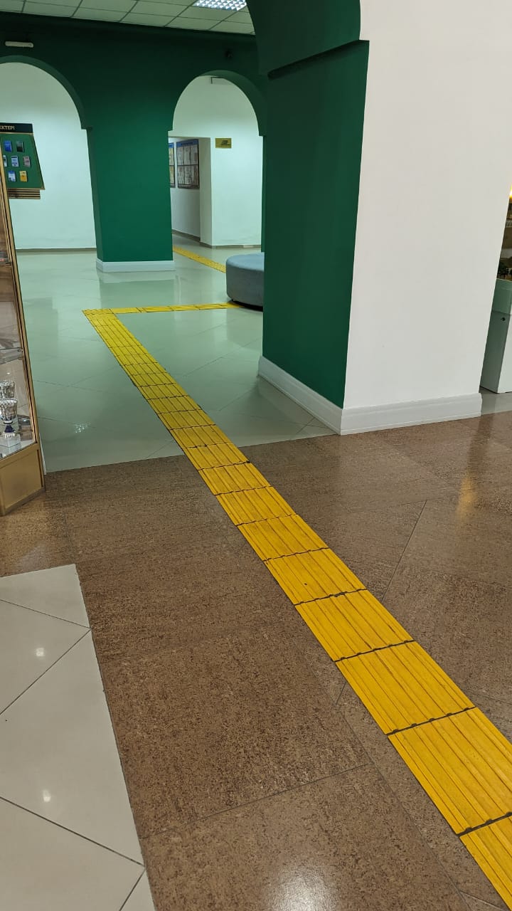 带触感地砖的走廊