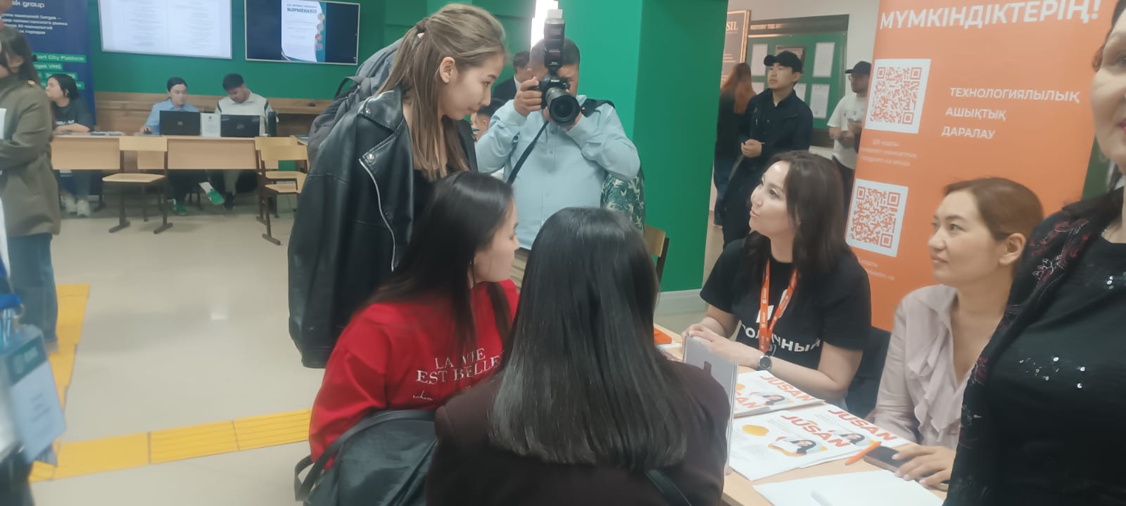 Жәрмеңкеде студенттердің жұмыс берушілермен сұхбаттасуы