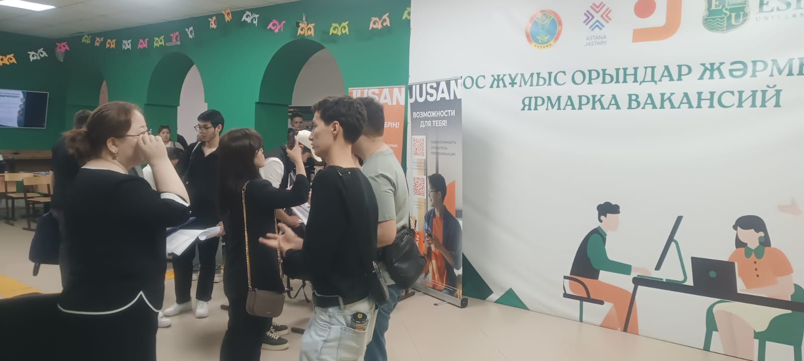 Компания өкілдерінің студенттерге кеңес беруі