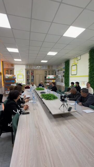 Университетте техника ғылымдарының кандидаты, доцент С.А. Кульмамировтың 70 жылдық мерейтойына орай «Цифрлық технологиялар мен ақпараттық жүйелердің дамуындағы заманауи үрдістер мен перспективалар» атты халықаралық ғылыми-техникалық конференция өтті.

Пленарлық отырыс аясында мерейтой иесіне арнап құттықтау сөздерін шетелдік және отандық белгілі ғалымдар, оқытушылар мен ақпараттық технологиялар саласының мамандары білдірді. Қатысушылар конференцияға офлайн және онлайн форматта қатысты. Өз баяндамаларында олар С.А. Кульмамировтың ғылым мен білімнің дамуына қосқан елеулі үлесін атап өтті. Мерейтой иесіне естелік сыйлықтар мен медальдар табысталды.

Пленарлық отырыстан кейін конференция жұмысы секциялық отырыстарда жалғасын тапты. Студенттер, магистранттар, докторанттар және оқытушылар цифрлық технологиялар, жасанды интеллект және ақпараттық жүйелердің өзекті мәселелеріне арналған ғылыми жобалар мен мақалаларын ұсынды.

Секциялық отырыстар барысында ғылыми жұмыстар талқыланып, презентациялар жасалып, тәжірибе алмасу өтті. Бұл өз кезегінде ғылыми диалогтың дамуына, кәсіби байланыстардың нығаюына және ғылыми ынтымақтастықтың кеңеюіне ықпал етті.