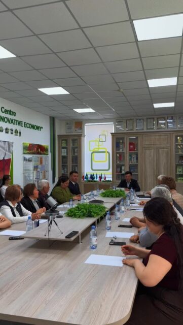 Esil University-де жаңа Конституцияны талқылауға арналған профессор-оқытушылар құрамының отырысы өтті.

Іс-шараға университет өкілдері мен арнайы шақырылған спикерлер қатысты. Баяндамамен заң ғылымдарының докторы, профессор Алпысбай Жүсіпов, сондай-ақ Астана қаласы Полиция департаментінің Жедел-криминалистикалық басқармасының бастығы, полиция майоры Нұрсұлтан Кансейітов сөз сөйледі.

Отырыс барысында қатысушылар жаңа Конституцияның негізгі ережелерін, құқық қолдану мәселелерін және қазіргі қоғамдағы құқықтық мәдениеттің маңызын талқылады.

_________________________________

В Esil University прошло заседание профессорско-преподавательского состава, посвящённое обсуждению новой Конституции.

В мероприятии приняли участие представители университета и приглашённые спикеры. С докладами выступили доктор юридических наук, профессор Алпысбай Жусупов, а также начальник Оперативно-криминалистического управления Департамента полиции города Астаны, майор полиции Нурсултан Кансейитов.

В ходе заседания участники обсудили ключевые положения новой Конституции, вопросы правоприменения и значение правовой культуры в современном обществе.