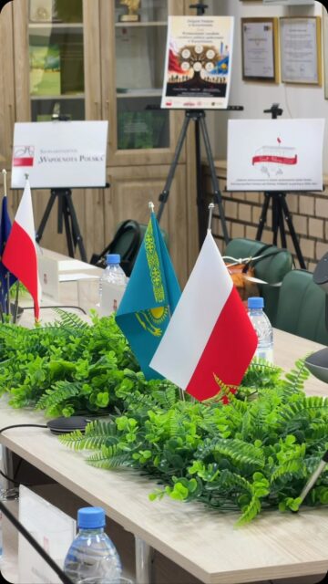 🎓 В Esil University прошел образовательно-интеграционный семинар «Укрепление ресурсов и структуры польского сообщества в Казахстане», объединивший представителей Казахстана и Польши.
С докладами выступили председатель Союза поляков Казахстана Катажина Островская и Жандос Каринбаев, рассказавшие о развитии польского сообщества и казахстанско-польских отношениях.
Почетными гостями стали представители Ассоциации «Wspólnota Polska» Зенона Баньковска и Анита Сташкевич. В рамках культурной программы творческий мастер-класс провела известная актриса и доктор музыкальных наук Анета Тодорчук.
