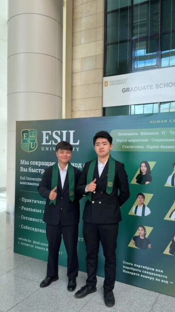🎓 Esil University түлектері Human Capital Forum 2026 аясында жетекші жұмыс берушілермен тікелей кездесті.
Esil University түлектері Human Capital Forum 2026 аясында жұмыс берушілермен, HR-мамандармен және компания өкілдерімен кездесіп, өздерінің кәсіби тәжірибесі мен мансаптық қызығушылықтарымен бөлісті. Университет стендінде түлектер қысқаша сұхбаттарға қатысып, тағылымдама, практика және жұмысқа орналасу мүмкіндіктері бойынша пікір алмасты.
______________
🎓 Выпускники Esil University встретились с ведущими работодателями на площадке Human Capital Forum 2026.
Выпускники Esil University приняли участие в Human Capital Forum 2026, где встретились с работодателями, HR-специалистами и представителями компаний, рассказали о своих профессиональных навыках, опыте и карьерных интересах. На стенде университета выпускники прошли короткие мини-интервью и обсудили возможности практики, стажировок и трудоустройства.
