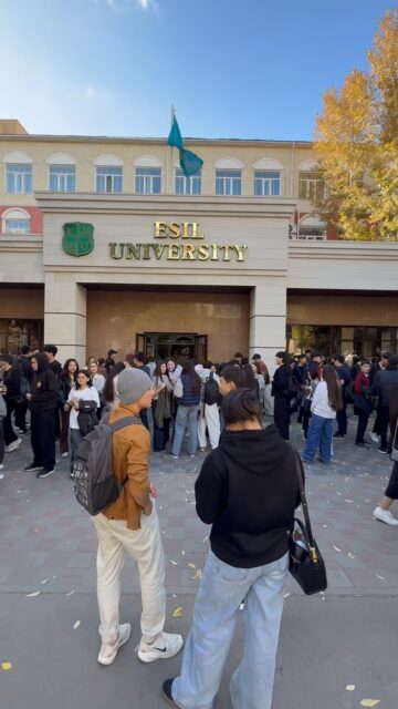 🛡️ Esil University-де қауіпсіздік бойынша практикалық оқу-жаттығу өтті

Esil University-де студенттер, оқытушылар және қызметкерлердің қатысуымен өрт қауіпсіздігі және терроризмге қарсы қорғаныс бойынша практикалық оқу-жаттығулар өткізілді.

Өрт қауіпсіздігі бойынша жаттығу барысында қатысушылар негізгі және қосалқы шығу жолдары арқылы эвакуацияланып, өрт сөндіргішті пайдалану тәртібімен танысты. Сондай-ақ күдікті заттар анықталған жағдайда әрекет ету және тиісті органдарға хабарлау алгоритмі түсіндірілді.

Мұндай оқу-жаттығулар төтенше жағдайларда дұрыс әрі жедел әрекет ету дағдыларын қалыптастыруға бағытталған.

————————————

🛡️ В Esil University прошли практические занятия по безопасности

В университете прошли практические занятия по пожарной безопасности и антитеррористической защите с участием студентов, преподавателей и сотрудников.

Участники отработали эвакуацию через основные и запасные выходы, ознакомились с правилами использования огнетушителя и алгоритмом действий при обнаружении подозрительных предметов.

Такие тренировки направлены на формирование навыков грамотных и оперативных действий в чрезвычайных ситуациях.

#EsilUniversity #Безопасность #Қауіпсіздік