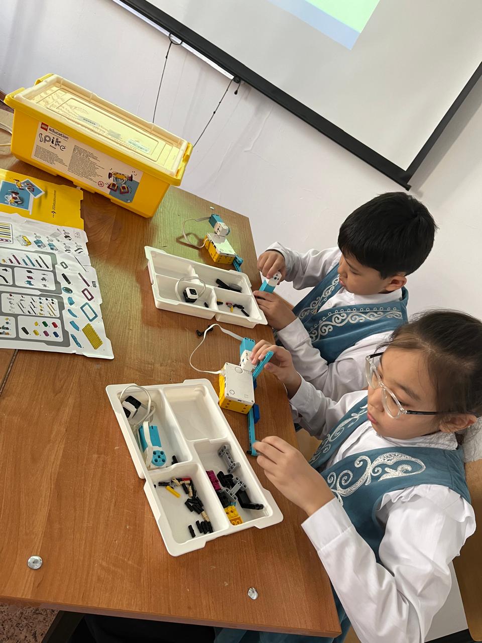 Мастер-класс в Esil University: «LEGO Education SPIKE Prime. Танцор робот»