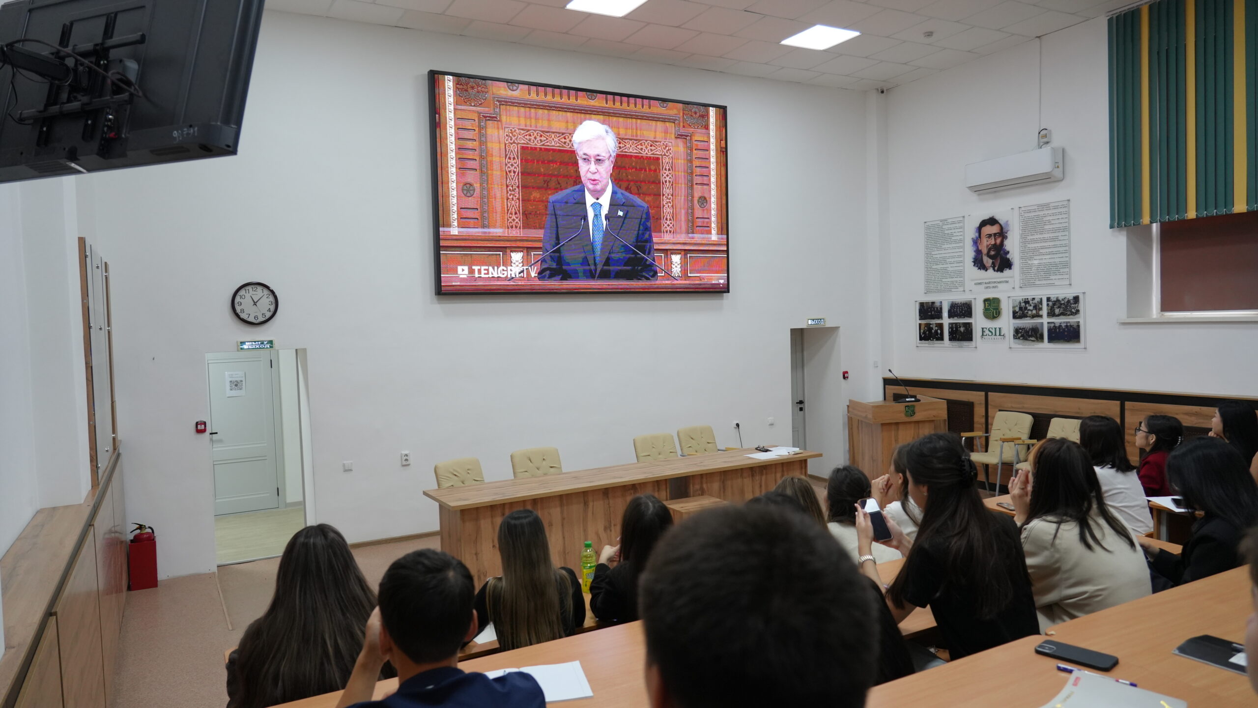 Сотрудники и студенты Esil University прослушали послание Главы Государства в прямом эфире