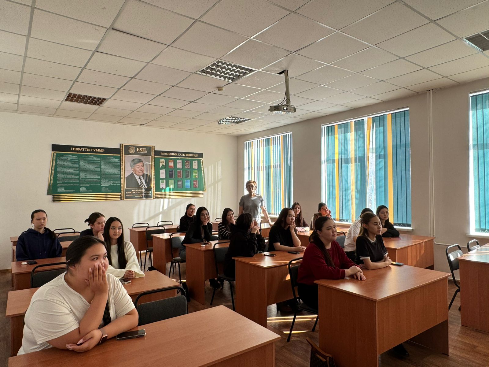 В Esil University обсудили тему личных границ и безопасности: прошёл кураторский час о сталкинге