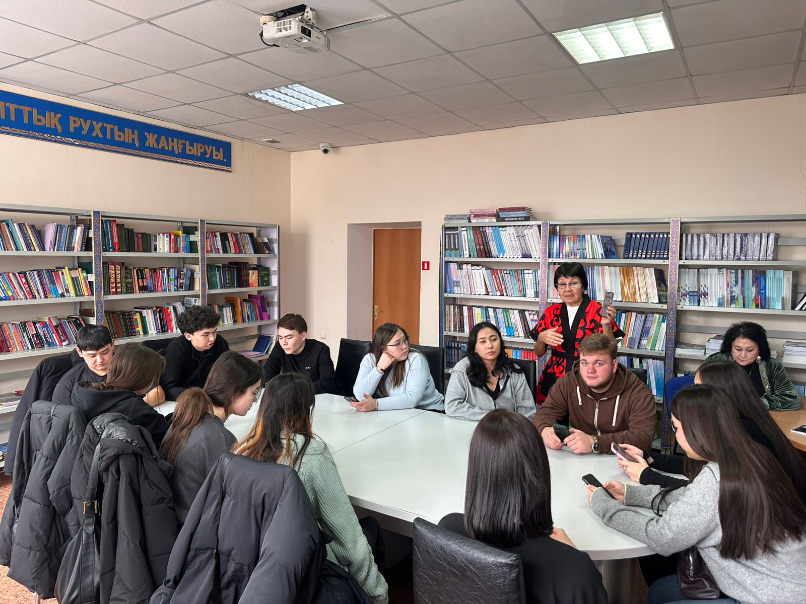 Студенты изучили работу научной библиотеки в ходе кураторского часа