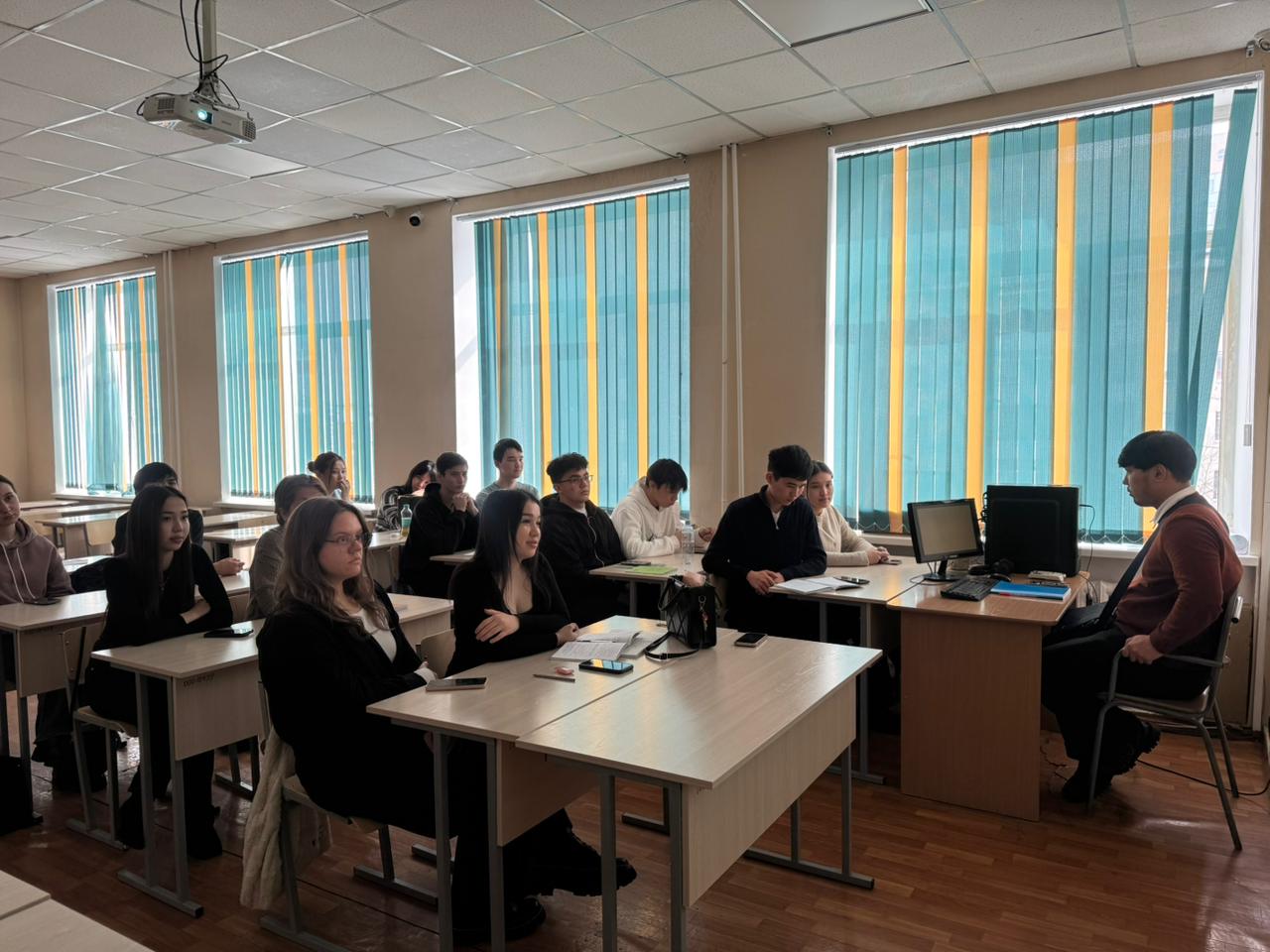 Студенты обсудили экологические вызовы и пути их решения в Казахстане и программу ReStart