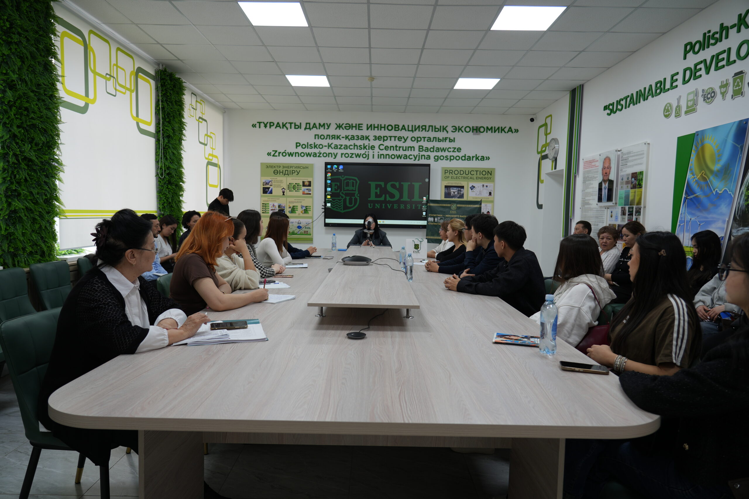 Цифровизация государственной статистики: в Esil University прошла гостевая лекция с участием представителей БНС