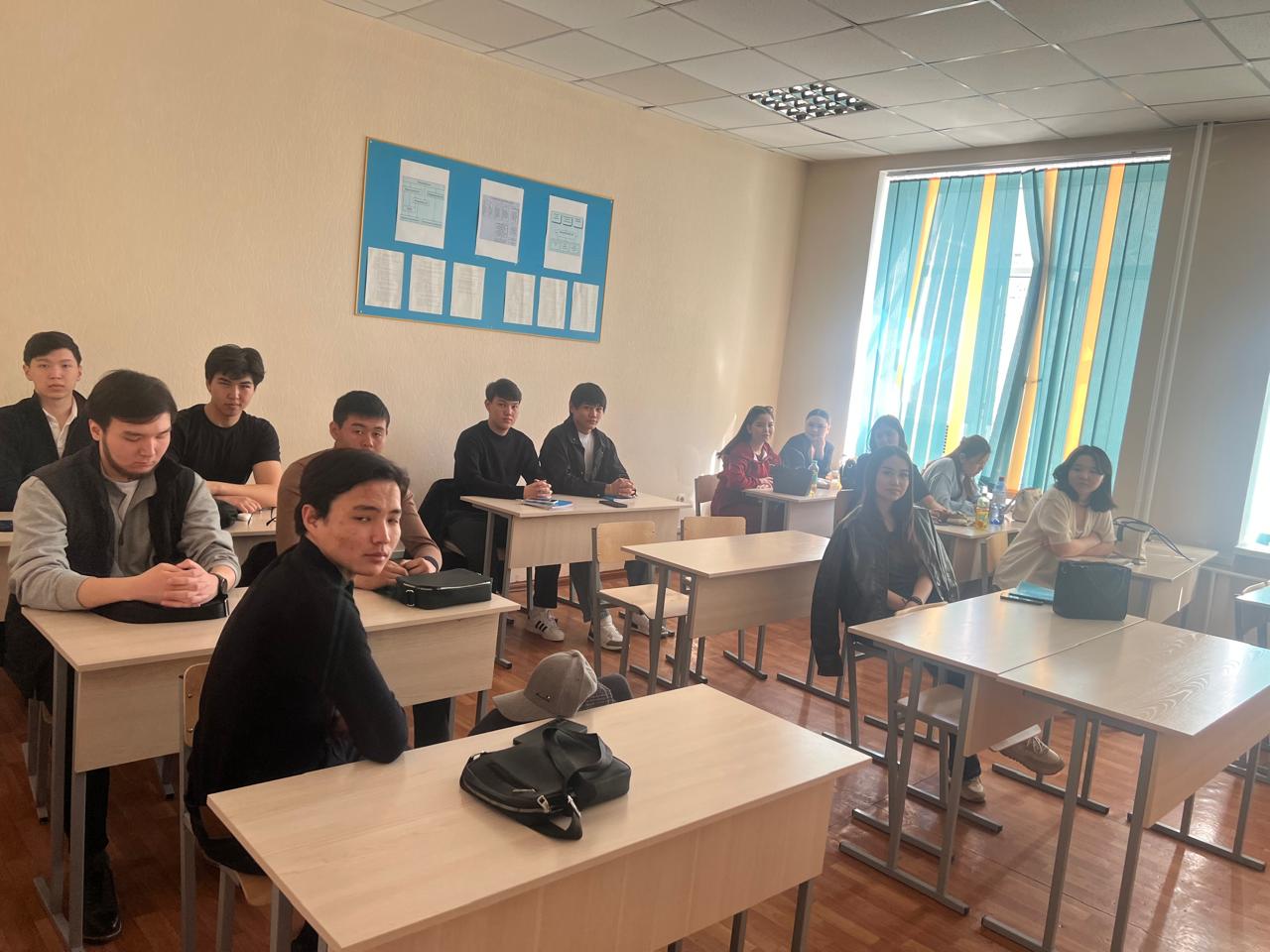 Формирование правовой культуры: в Esil University прошёл открытый кураторский час для первокурсников