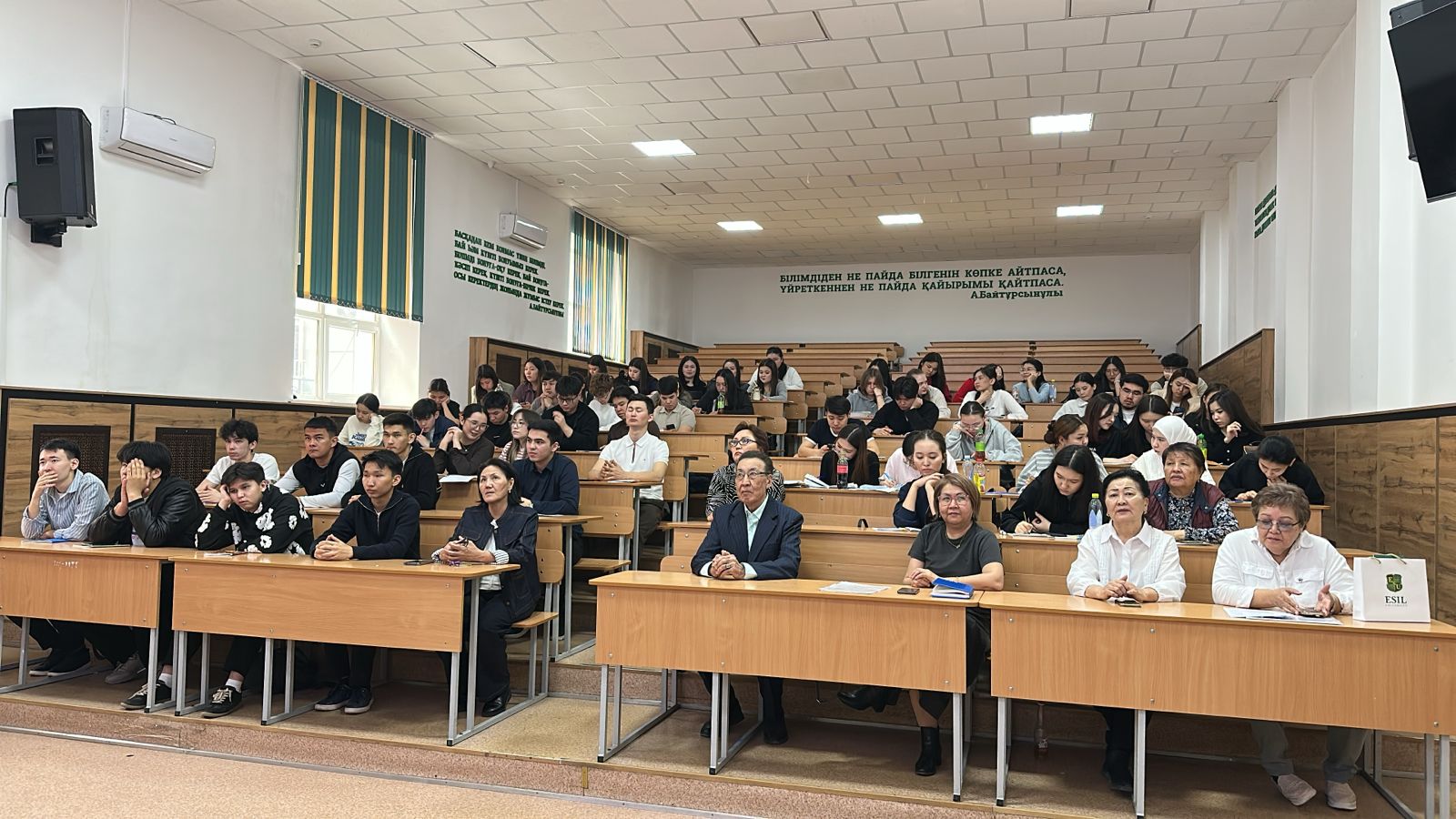 В Esil University прошёл круглый стол «Социальная статистика: доходы и бедность»