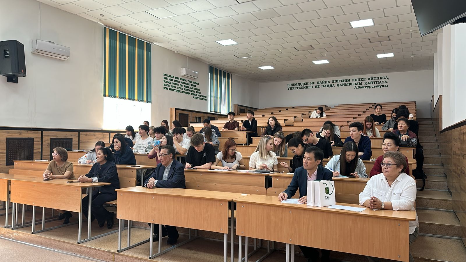 Карьера в государственной статистике: в Esil University прошёл круглый стол с участием эксперта