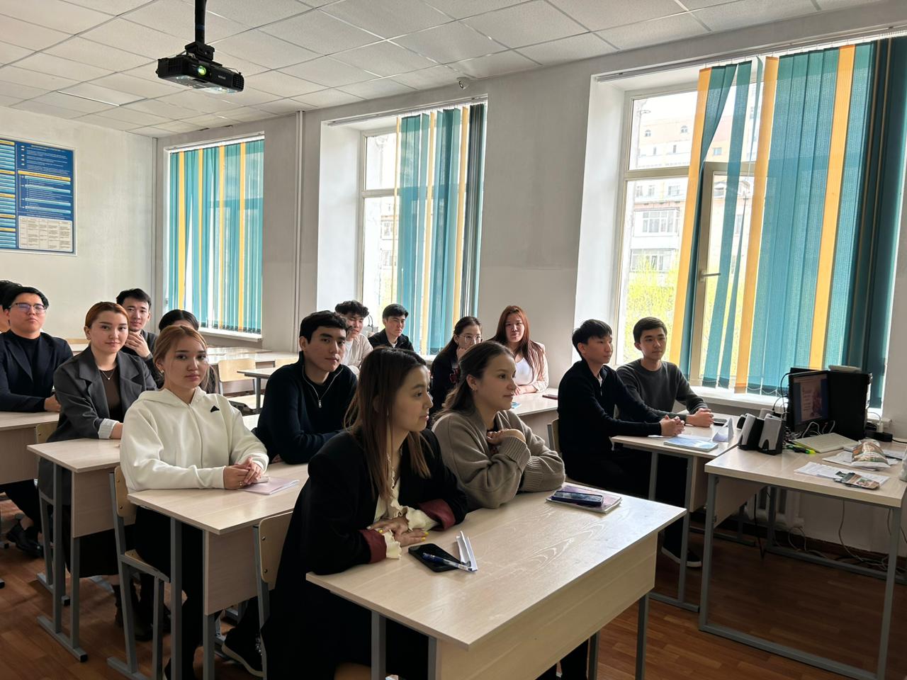 В Esil University состоялся кураторский час ко Дню Победы в группе Б-Қаржы 24/1Қ