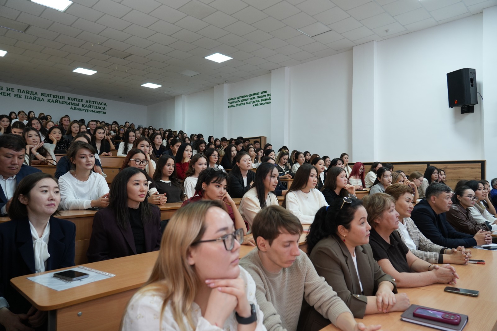 Первокурсники Esil University познакомились с факультетами и организацией учебного процесса